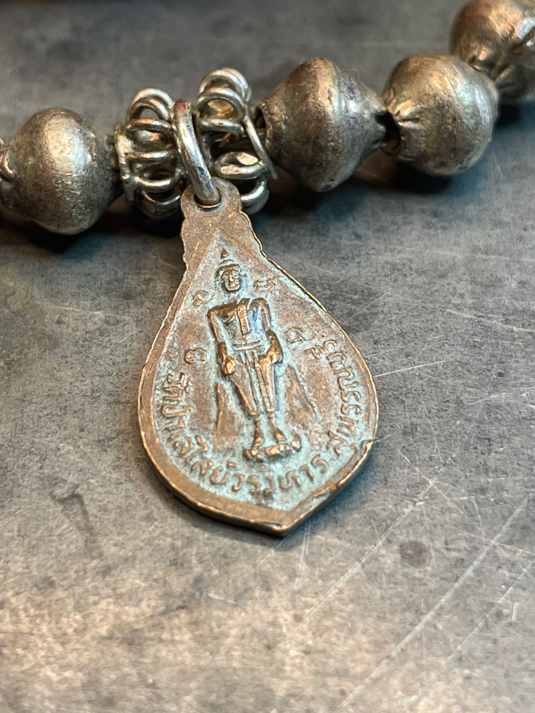 Pulsera de meditación espiritual vintage con colgante de protección de Buda de latón directamente de Tailandia. Úselo para una buena salud y un espíritu feliz.