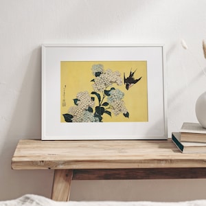 Japanischer Kunstdruck, Hortensie und Schwalbe von Katsushika Hokusai, Mid Century Modern Art, Blumen und Vögel gelb, Digital download
