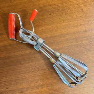 Vintage 1950s Turner & Seymour Red Handle Offset Hand Crank Egg Beater K5