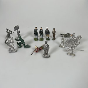 Vintage Lead &Cast Metal Toy Soldiers - mixed lot of 13 figures- 1940s-60s A2