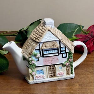Vintage OCI Omnibus Cottage Teapot  Figural Ceramic House 7.5x5.5x3.5 L2