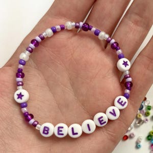 Pulsera de cuentas morada hecha a mano para la recuperación de la salud mental y el amor propio, mantra de afirmación y pensamiento positivo: CREER