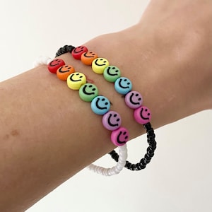 Pulsera personalizada con cuentas de caritas sonrientes de arcoíris / Orgullo LGBTQIA+ / Recuperación de la salud mental