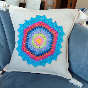 Handgemachter Häkelkissen-Bezug – Farbenfrohes Boho-Kissen