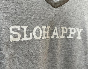 T-shirt gris à col en V pour femme SLOhappy Cal Poly