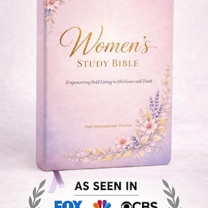 Può includere: Una Bibbia di studio per donne con copertina rigida color viola chiaro, scritte dorate e illustrazioni floreali. Il testo recita Women's STUDY BIBLE Empowering Bold Living in His Grace and Truth New International Version. Sotto sono presenti loghi media.