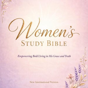 Puede incluir: Una Biblia de estudio para mujeres con un fondo rosa y morado suave. El título está en escritura dorada, con acentos florales en las esquinas. El texto dice "Empowering Bold Living in His Grace and Truth" y "New International Version."