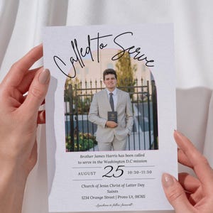 Könnte beinhalten: Eine weiße Einladungskarte, die von Händen gehalten wird, mit dem Text "Called to Serve" in eleganter Schrift. Die Karte enthält ein Foto eines Mannes im Anzug sowie Details zu einer Mission, Datum, Uhrzeit und Ort.