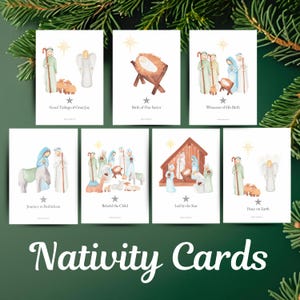 Pode incluir: Um conjunto de cartões de Natal com ilustrações em aquarela. Cada cartão apresenta uma cena diferente da história da Natividade, incluindo anjos, pastores e o menino Jesus. Os cartões estão dispostos sobre um fundo verde com ramos de pinheiro.