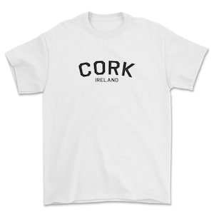 Kork-T-Shirt im Stil von Distrikt 1, Irland.