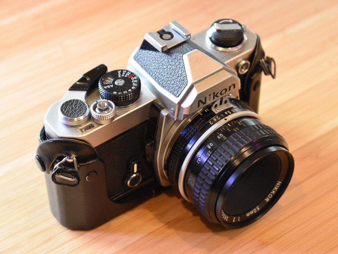 Appareil Photo Argentique Nikon FM 35mm Avec Objectif AI, Piles, Sangle, Bouchon Et Notice