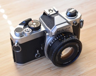 Cámara de película Nikon FM de 35 mm con objetivo Nikon de 50 mm F1.8