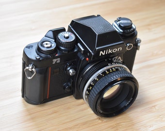 Cámara de película Nikon F3 de 35 mm con objetivo de 50 mm f/1.8