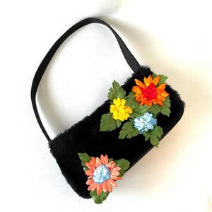 Bolso vintage Sasha New York negro de felpa con adornos florales coloridos, ¡un estilo divertido y moderno!