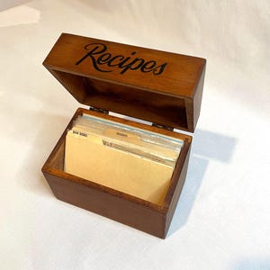 Vintage stevig houten recept vol vintage handgeschreven en geknipte recepten, gemakkelijk te openen bovenkant met stevige scharnieren en past bij indexkaarten