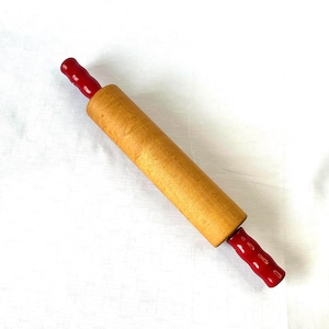 Mattarello in legno vintage con bellissimi manici rossi, per preparare biscotti, torte e dolcetti fatti in casa per le feste! Cucina di campagna