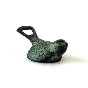 アンティークブロンズ/真鍮の美しい緑青と愛らしい鳥のデザインが特徴の、重厚で丈夫なヴィンテージボトルオープナー。