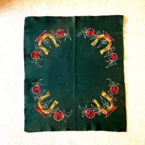 Centrotavola/Runner in lana verde scuro antica/vintage, impreziosito da un design strutturato in rosso, verde e oro e cuciture color cuoio. Dimensioni tavolo da gioco/centrotavola/runner.