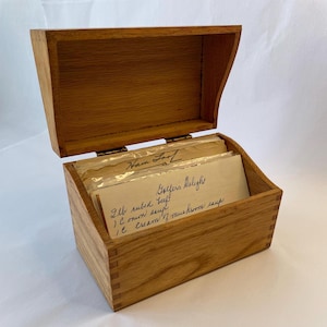 Caixa de receitas vintage de madeira de carvalho com cauda de pomba e tampa de abertura superior, incluindo receitas vintage escritas à mão e recortadas, serve para cartões de tamanho de índice