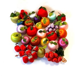 Enorme colección de frutas de satén vintage con 35 piezas en una variedad de colores vibrantes con hojas, bucles y cuerdas para colgar o exhibir.