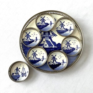 Zestaw tac i podstawek Vintage Delft Blue Dutch Design z klasycznym niebieskim i białym wzorem wiatraka, nadmorska wioska, żaglówka na wodzie