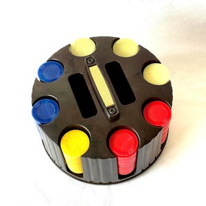 Carrusel giratorio Pleasantime lleno de fichas de póker blancas, rojas, azules y amarillas, pieza vintage de Pacific Game Company