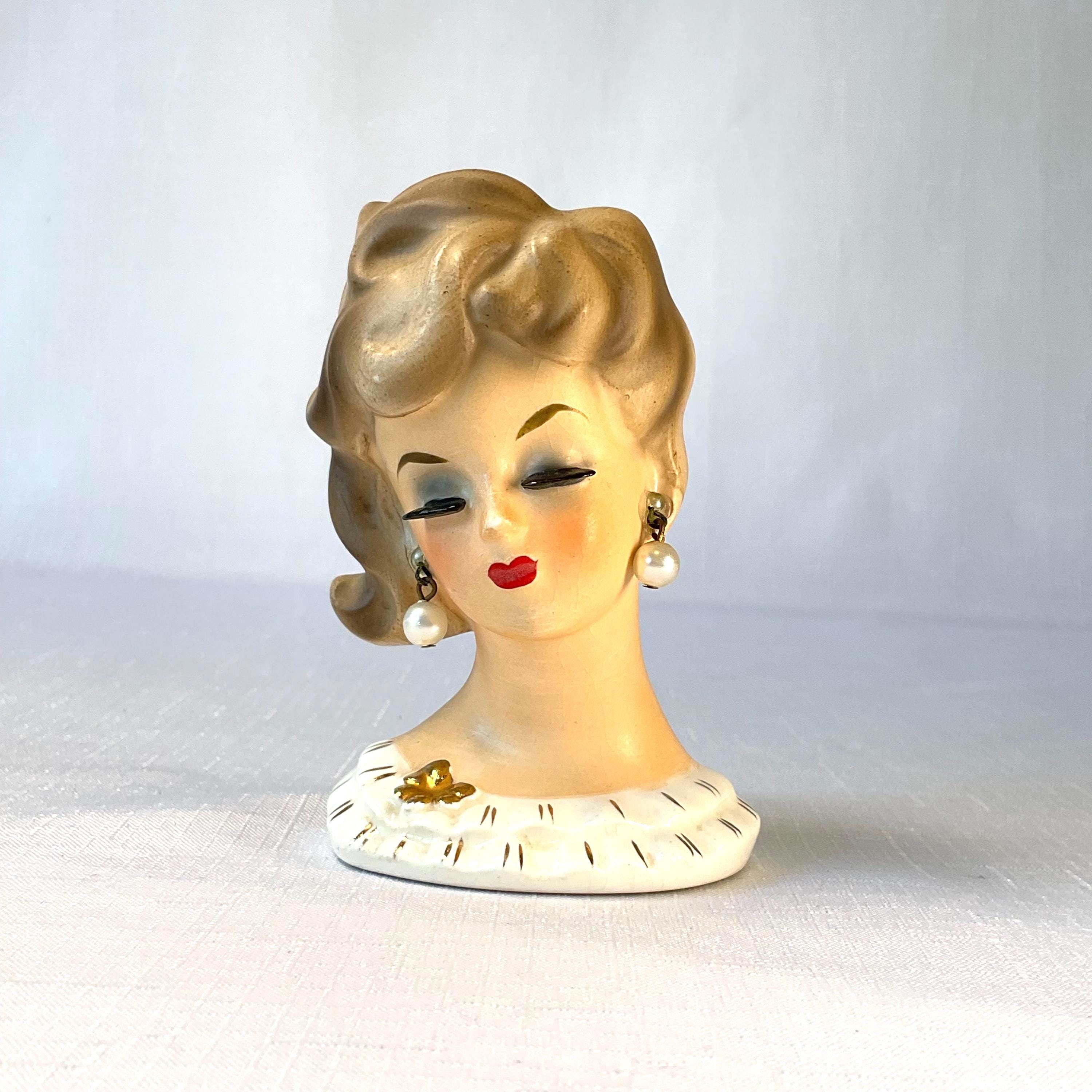 NAPCO WareのLady Head Vase、真珠のイヤリング、長いまつげ、首のフリルにゴールドのトリムが施されたエレガントな女性、ヴィンテージのプチセラミック