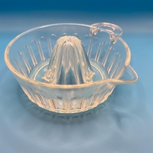 Presse-agrumes vintage H.F. Fry Pearl en verre opalescent : grand et profond coupe-agrumes avec bec verseur