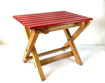 Taburete plegable de madera de 25 cm (10 pulgadas) de estilo mediados de siglo, con tapa de listones rojos y soporte para plantas con estructura en forma de X.