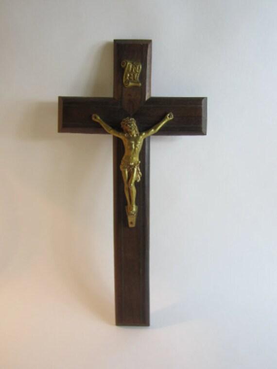 Beau Crucifix Français Vintage de Jésus en Bois et Laiton.