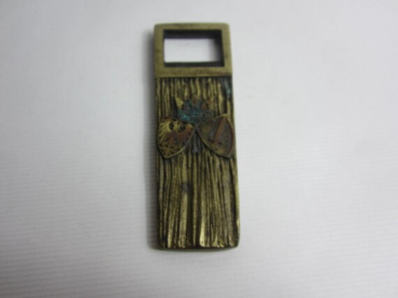 Bel Ouvre-Bouteille en Laiton Massif Vintage avec Des Images de Crêtes. Fabriqué France.