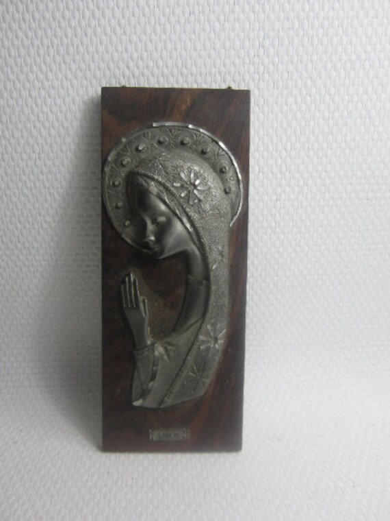Superbe Français Plaque Vintage de La Vierge Marie. Fabriqué à Partir d'étain et d'acajou.