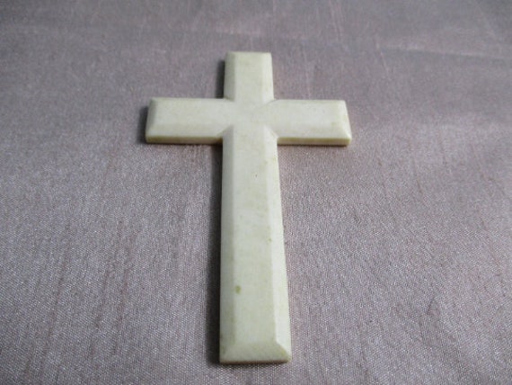 Superbe Crucifix/Croix Français Vintage en Plastique Blanc.