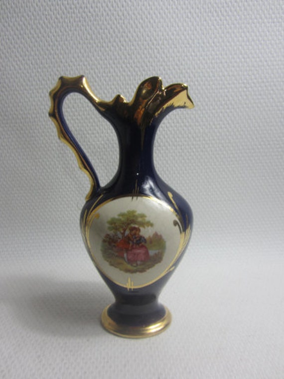 Superbe Français Cruche Vintage en Porcelaine Bleue et Dorée avec Des Images d'un Homme d'une Femme 