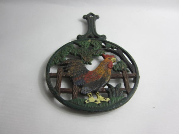 Beau Trépied/Casserole en Fonte Vintage avec Une Image de Coq. Fabriqué France.