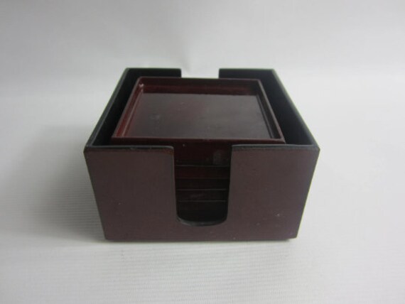 Belle Sous-Verres en Plastique Vintage Rouge Foncé Ensemble de Cinq avec Étui. Fabriqué France.