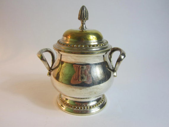 Superbe Pot à Sucre en Laiton Français Vintage avec Un Couvercle. Deux Poignées et Base Décorée.