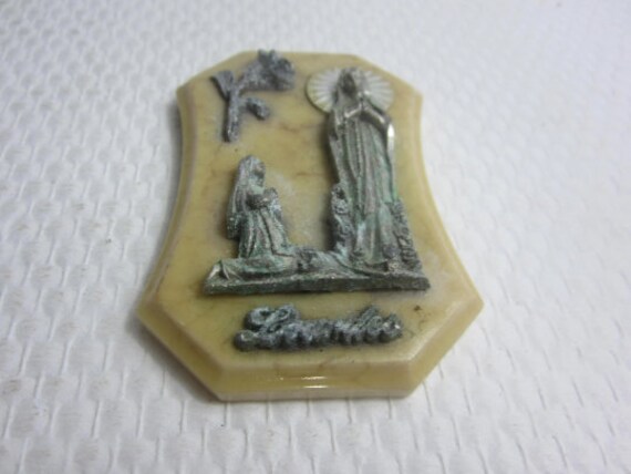 Superbe Français Plaque Vintage avec Une Image de La Vierge Marie/Dame Lourdes.