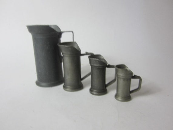 Superbe Français Ensemble Vintage de Quatre Cruches en Étain/À Mesurer.