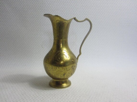 Superbe Français Pichet/Vase Vintage en Laiton avec Des Gravures à La Main sur Le Côté.