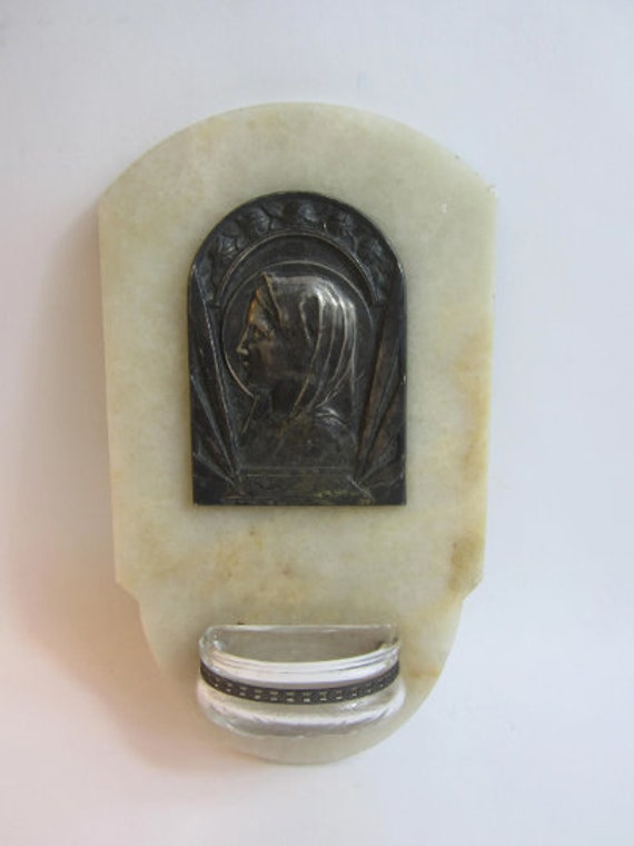 Superbe Français en Marbre Vintage avec Une Image Fer de La Vierge Marie et Un Porte-Eau Verre.