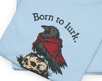 Spöklik kråka "Född att lura." T-shirt | Rolig häxig DnD-t-shirt