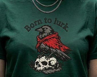 BRODERAD Spöklik kråka "Född att lura." T-shirt | Rolig häxig DnD-t-shirt