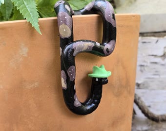 Amigo de planta serpiente vaquero pintado a mano – Figura de resina, decoración western, compañero de maceta bohemio
