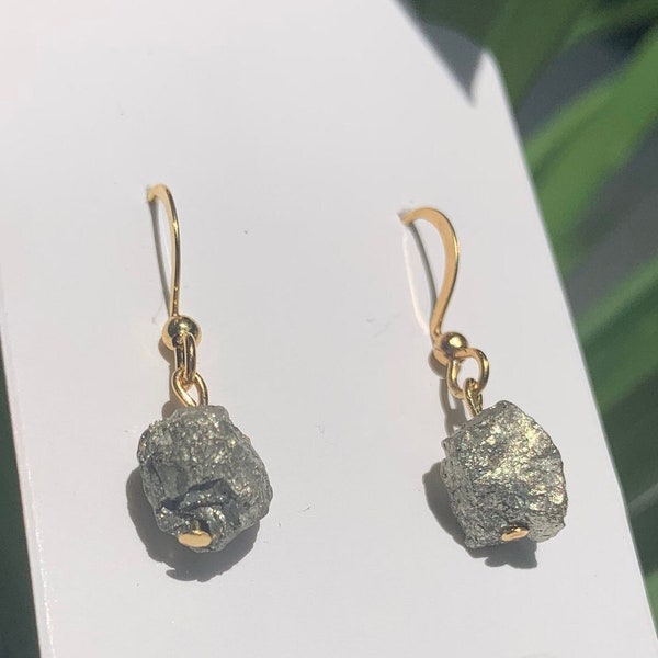 Boucles d'oreilles en pyrite brute plaqué or - bijoux en cristal de pierre d'abondance pour femme idée cadeau amateur de cristal méditation énergie guérison cristaux bruts