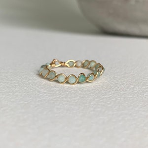 Bague enveloppée de fil d'amazonite, perles de 2 mm, bague en cristal tressé, bagues empilables délicates pour femme, pierre de chance, abondance, cristaux véritables