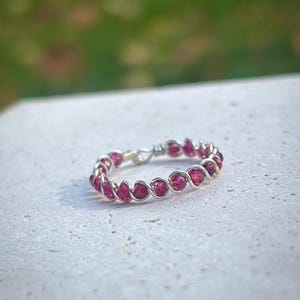 Granaatring, een schattig klein rood granaatsieraad, stapelbare ring, uniek handgemaakt kristallen sieraad, goud of zilver, glanzend, sprankelend, handgemaakt cadeau