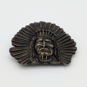 Fivela de cinto vintage com chefe das Primeiras Nações em tom bronze, estilo faroeste.