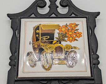 Salvamanteles vintage de hierro fundido con azulejos que representan un coche antiguo