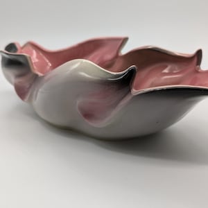 Maceta vintage Hull Pottery con forma de hoja – Decoración rosa y gris de mediados de siglo